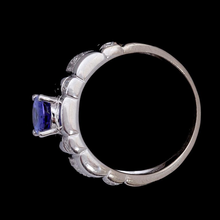 RING, 14k vitguld blå oval fasettslipad tanzanit o små briljantslipade diamanter. Vikt 7,4g.