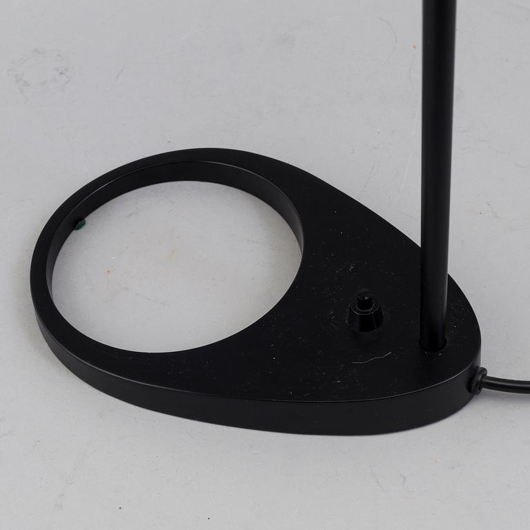 ARNE JACOBSEN, bordslampa, "AJ", Louis Poulsen.