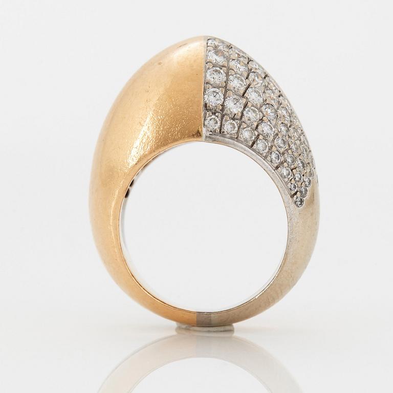 A Paul Binder ring in 18K gold set with round brilliant-cut diamonds.