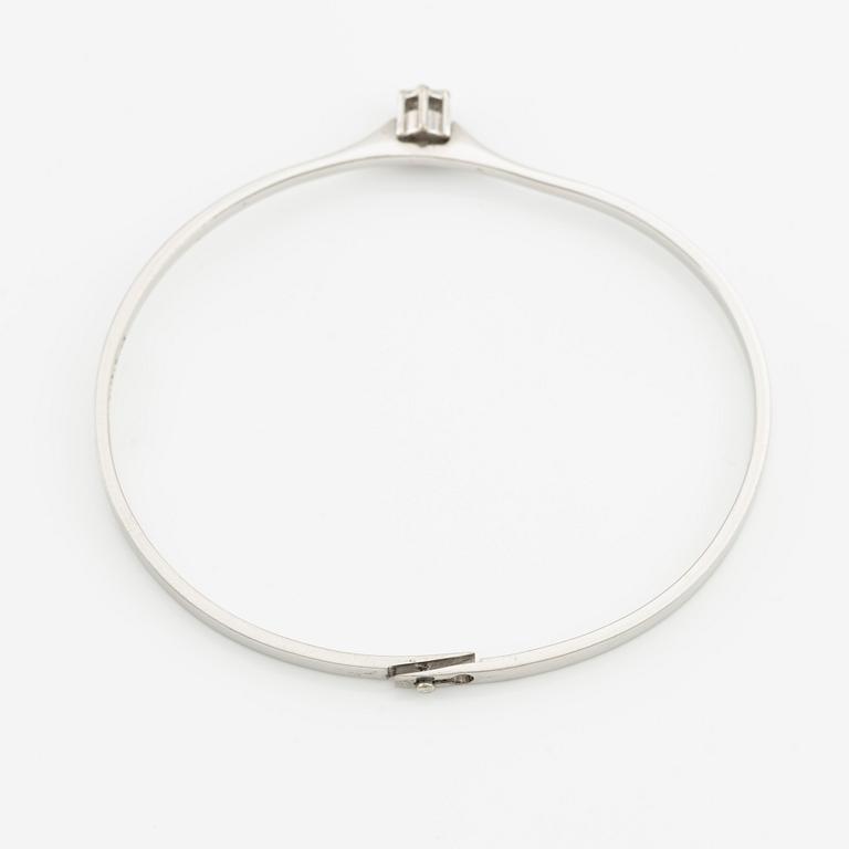 Armring 18K vitguld med en rund briljantslipad diamant.