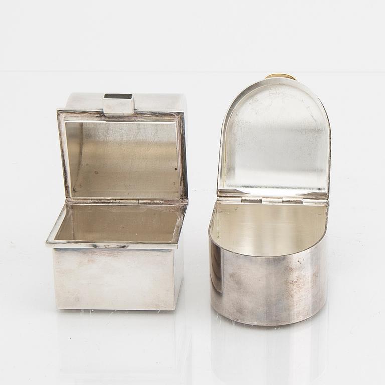 A Swedish 20th century set of two sterling silver boxes mark of Lars Håkansson Malmö 1983 and 1998 weight 210 grams.