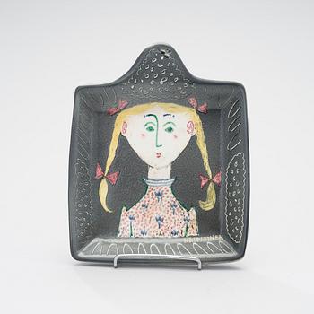 BIRGER KAIPIAINEN, A CERAMIC DISH. The girl with the braids. Signed Kaipiainen. 1940/50s.