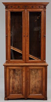 BOKSKÅP, nyrenässans, 1800-talets andra hälft.