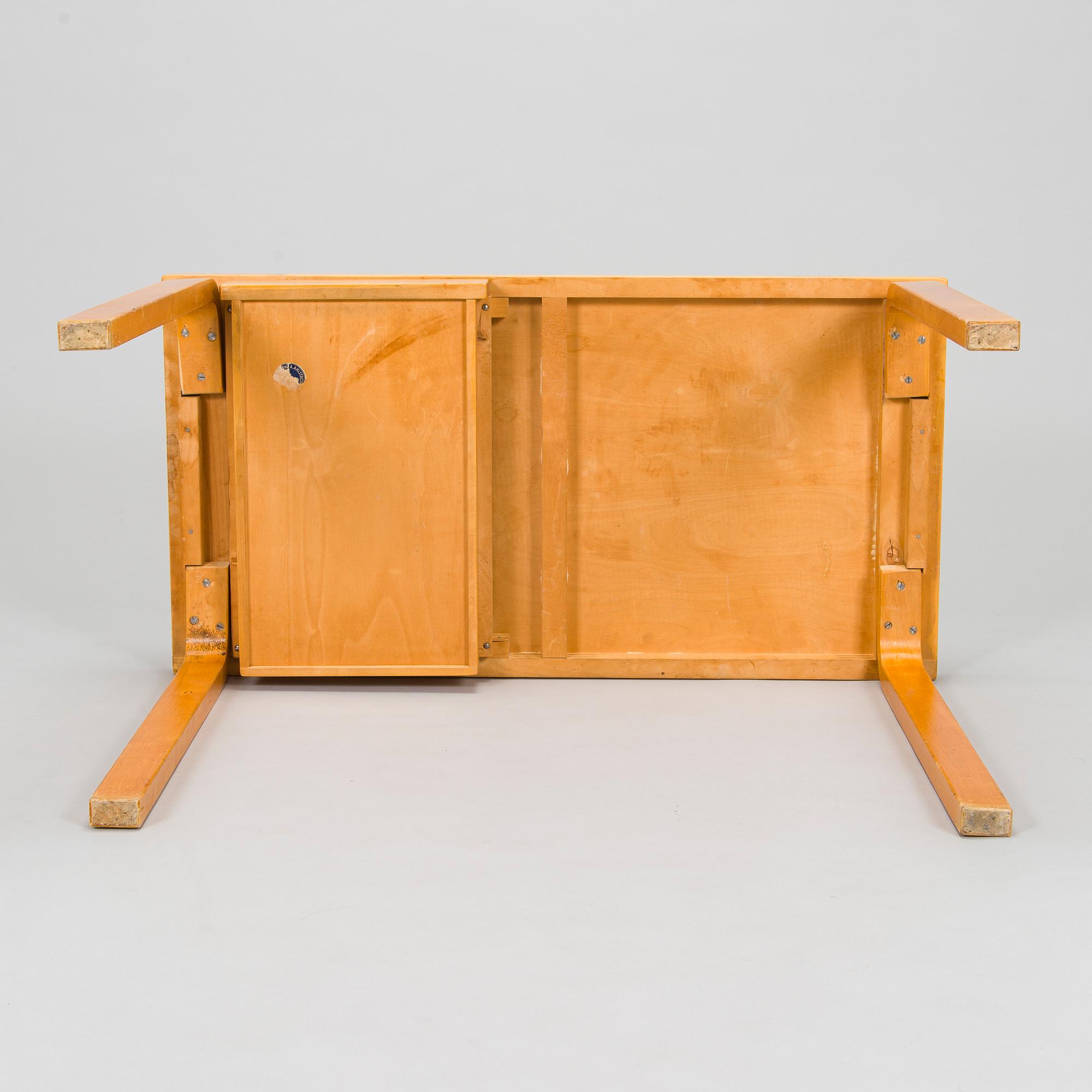 Alvar Aalto, skrivbord, "K81" för O.Y. Huonekalu-ja Rakennustyötehdas A.B. 1900-talets mitt.