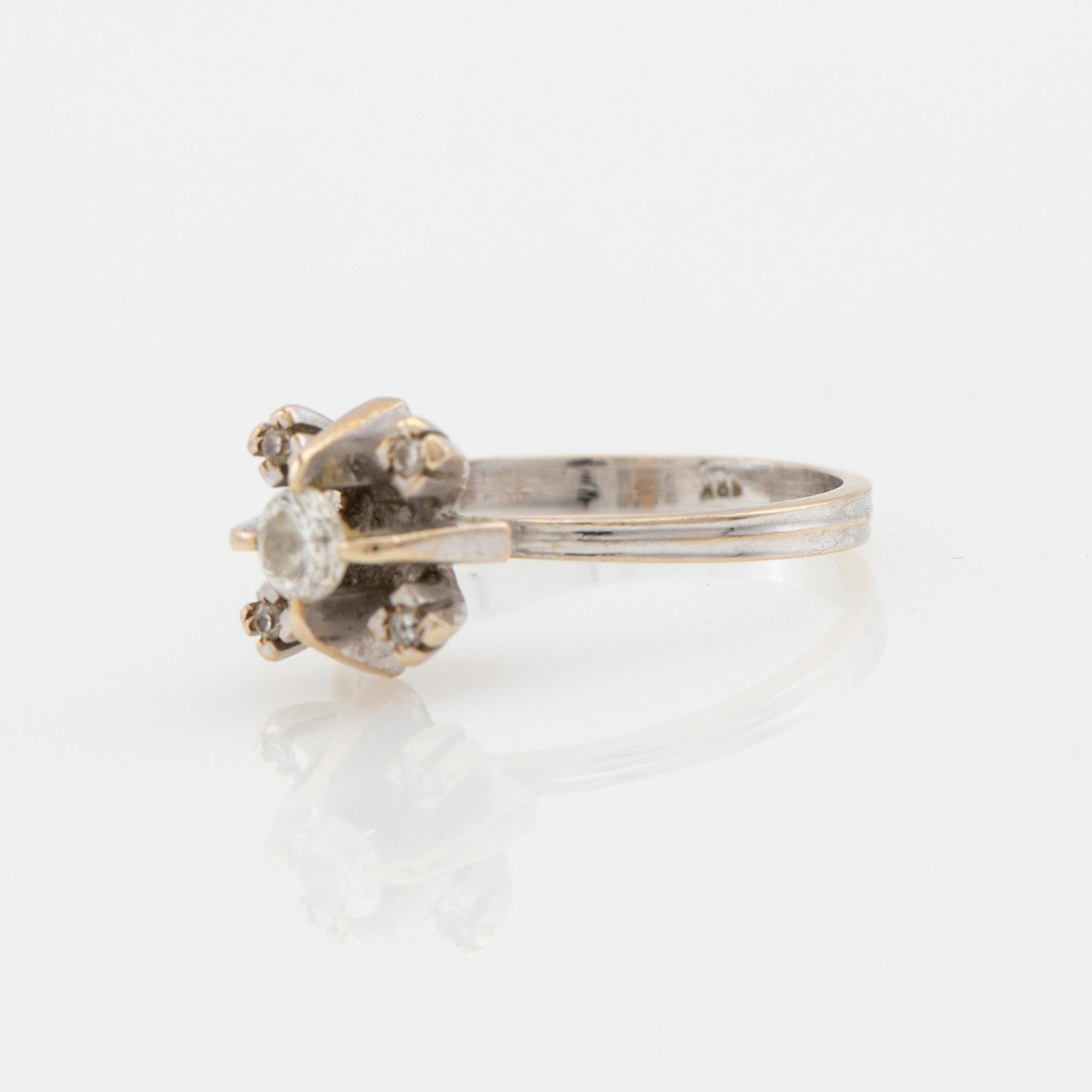 Ring, 18K vitguld med briljantslipade diamanter.