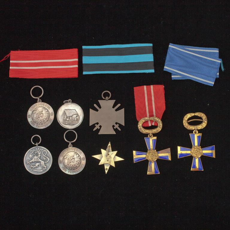 KOKOELMA MITALEITA, 8 kpl, m.m. Vapaudenristi 3 luokka 1918 siviiliansioista, Suomi 1918.