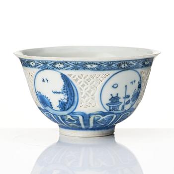 A blue and white bowl, 'Hatcher Cargo', 17th Century.