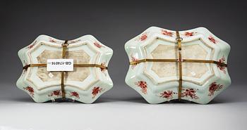 FAT, två stycken, porslin. Qing dynastin, Kangxi (1662-1722).