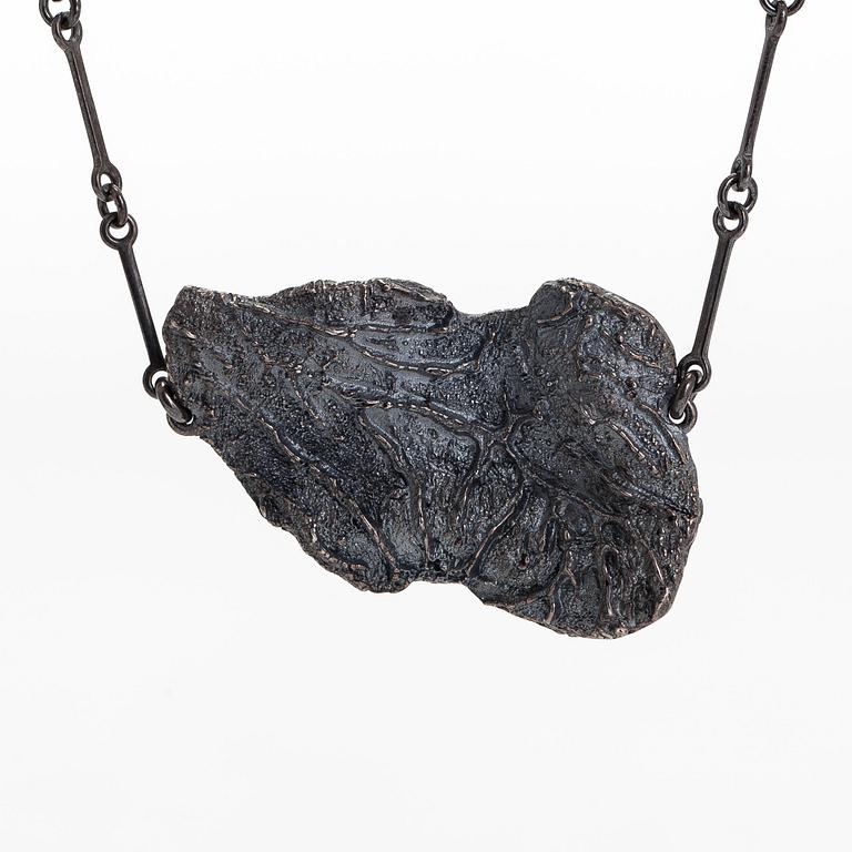 Kaulakoru, "The Kuu Collection", oksidoitua sterlinghopeaa, design Martin Bergström, Lapponia.