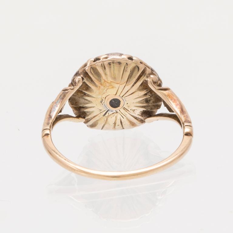 An 8K white and red gold ring set with rose cut diamonds.