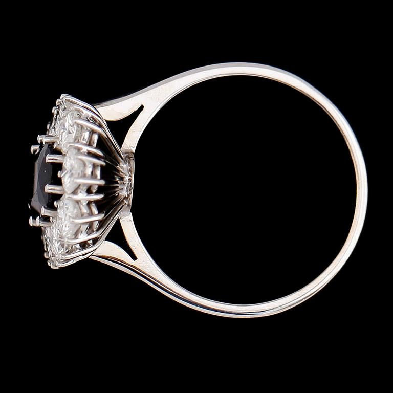 RING, 18K vitguld, safir, briljantslipade diamanter tot ca 1.36 ct. Vikt ca 5 g.