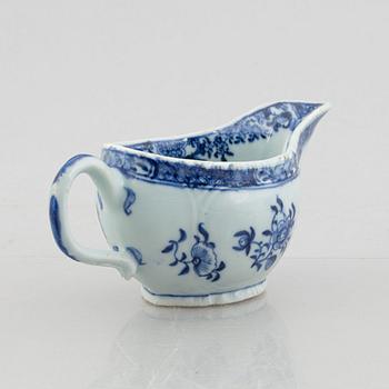 A Chinese blue and white sauceboat with stand, Qing dynasty, Qianlong (1736-95).