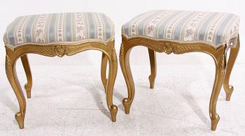 TABURETTER, ett par, rokokostil.