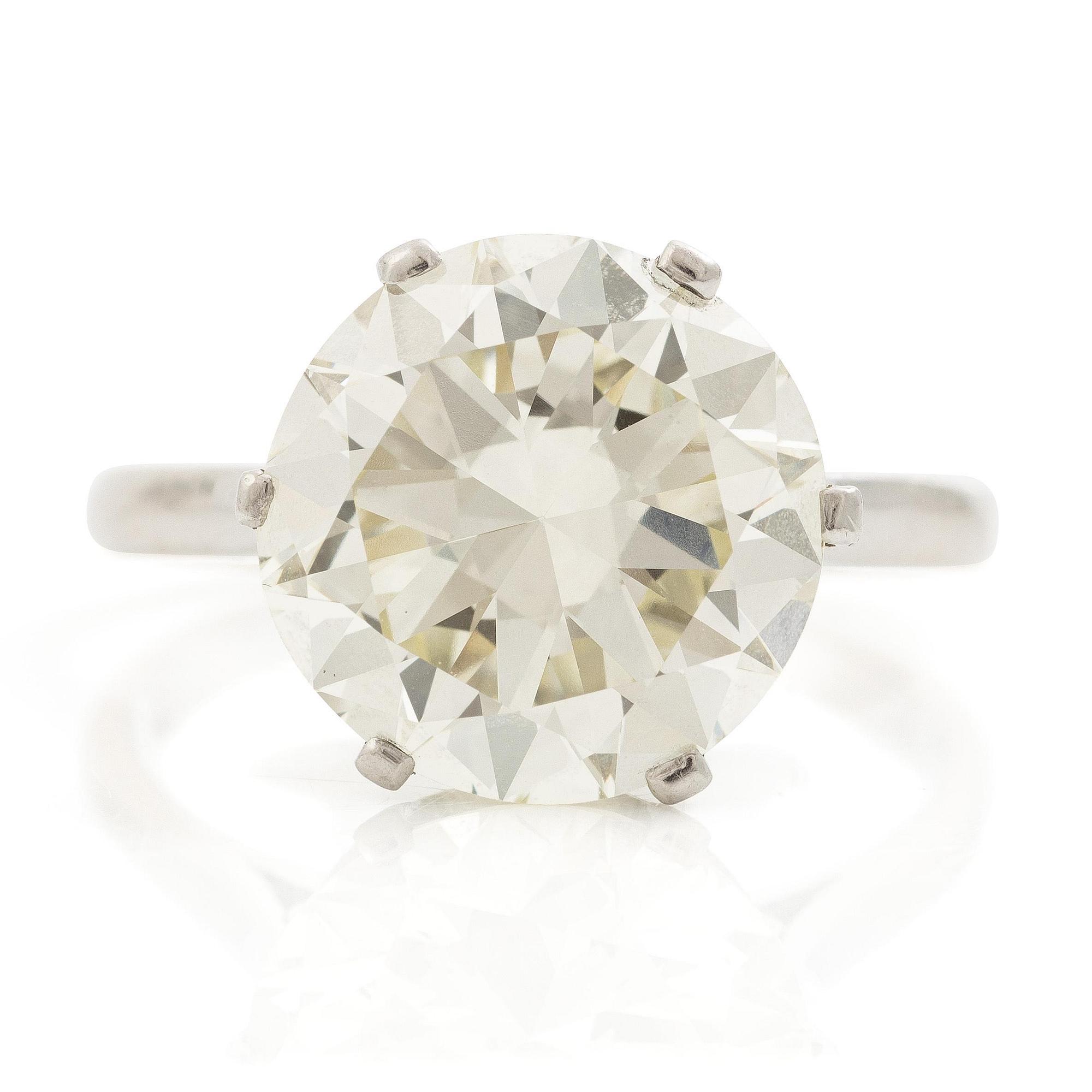 Ring med en rund briljantslipad diamant ca 6.07 ct.