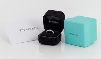 TIFFANY whole eternity ring, platinum with 20 diamonds approx 2 cts.