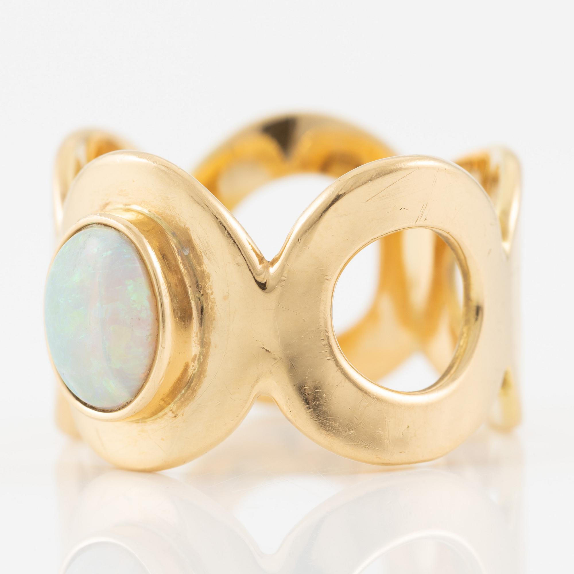 Ring 18K gold with an opal.