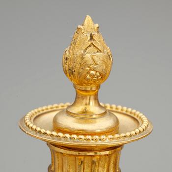KANDELABRAR, ett par, förgylld brons, Louis XVI-stil, 1800-talets andra hälft.
