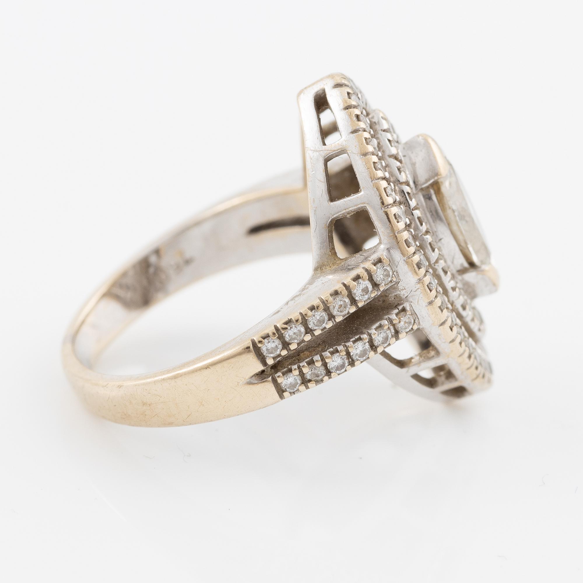 Ring, 18K white gold with a marquise-cut diamond and brilliant-cut diamonds.