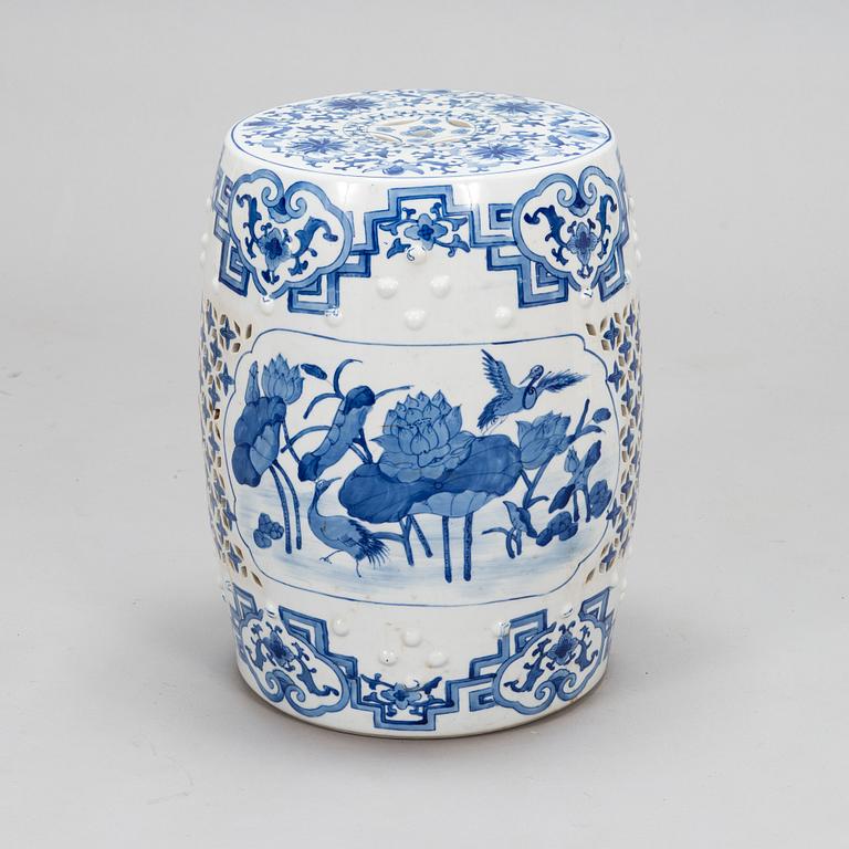 A modern manufacturing blue and white Chinese garden porcelain seat.