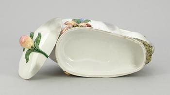 TERRIN MED LOCK, porslin, 1900-talets första del.