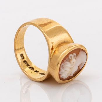 PENDANT W CHAIN and RING, 18K gold and shell cameos, length approx 54 cm, G Dahlgren & Co Malmö 1962.
