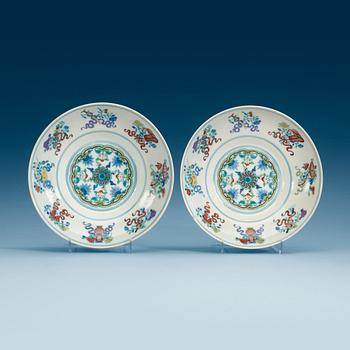 1634. A pair of wucai dishes, Qing dynasty, with Daouguang seal mark.