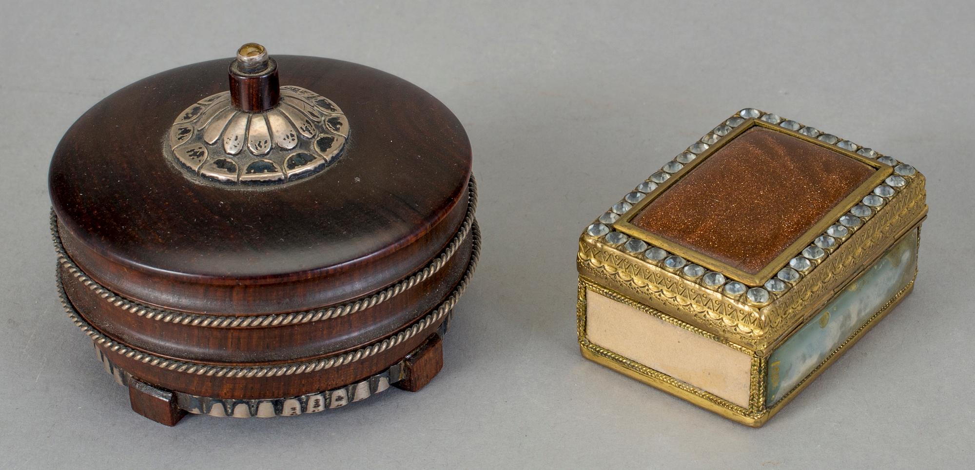 DOSOR, 2 st, mässing och aventuringlas resp trä, sannolikt ostasien och 1800-1900-tal.