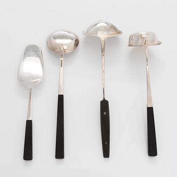 Tillander, Tarjoiluvälineitä, 9 kpl, hopeaa, joista viisi leimattu Matti Honkanen, Helsinki 1955-1962.