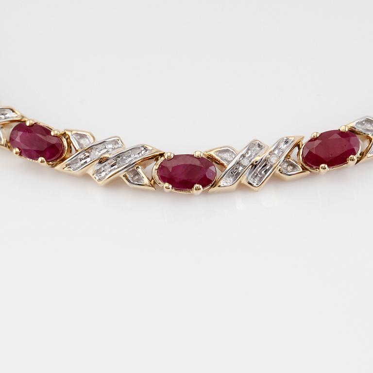 ARMBAND, 18K guld, diamanter tot ca 0.26 ct. och rubiner.