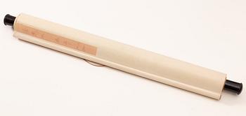 Oidentifierad konstnär, Gräshoppa och fjärilar invid planta.