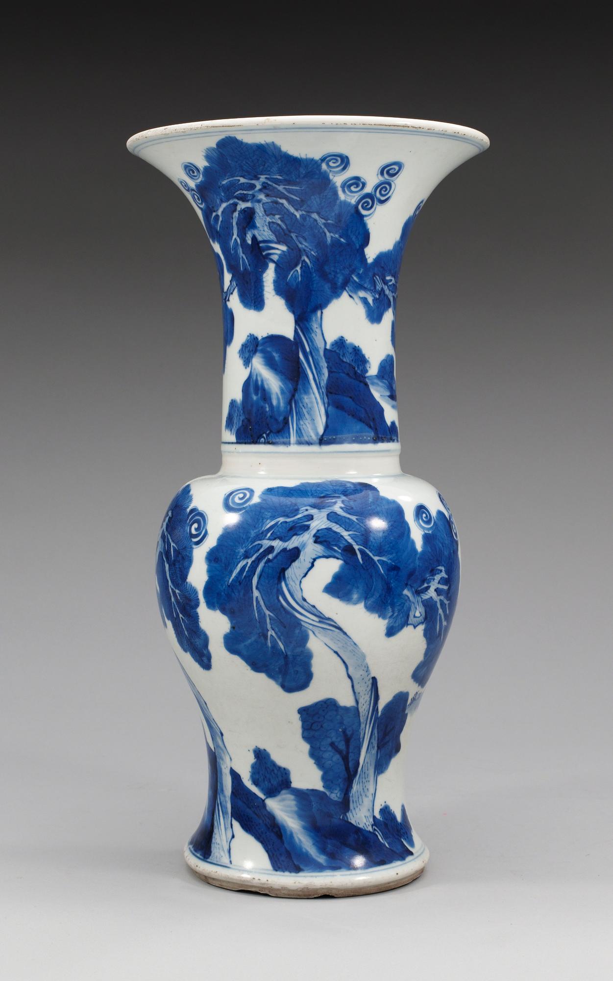 A blue and white vase, Qing dynasty, Kangxi (1662-1722).