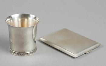 BÄGARE samt CIGARETTETUI. Silver. Bl a  Erik Råström. Vikt 174 gr.