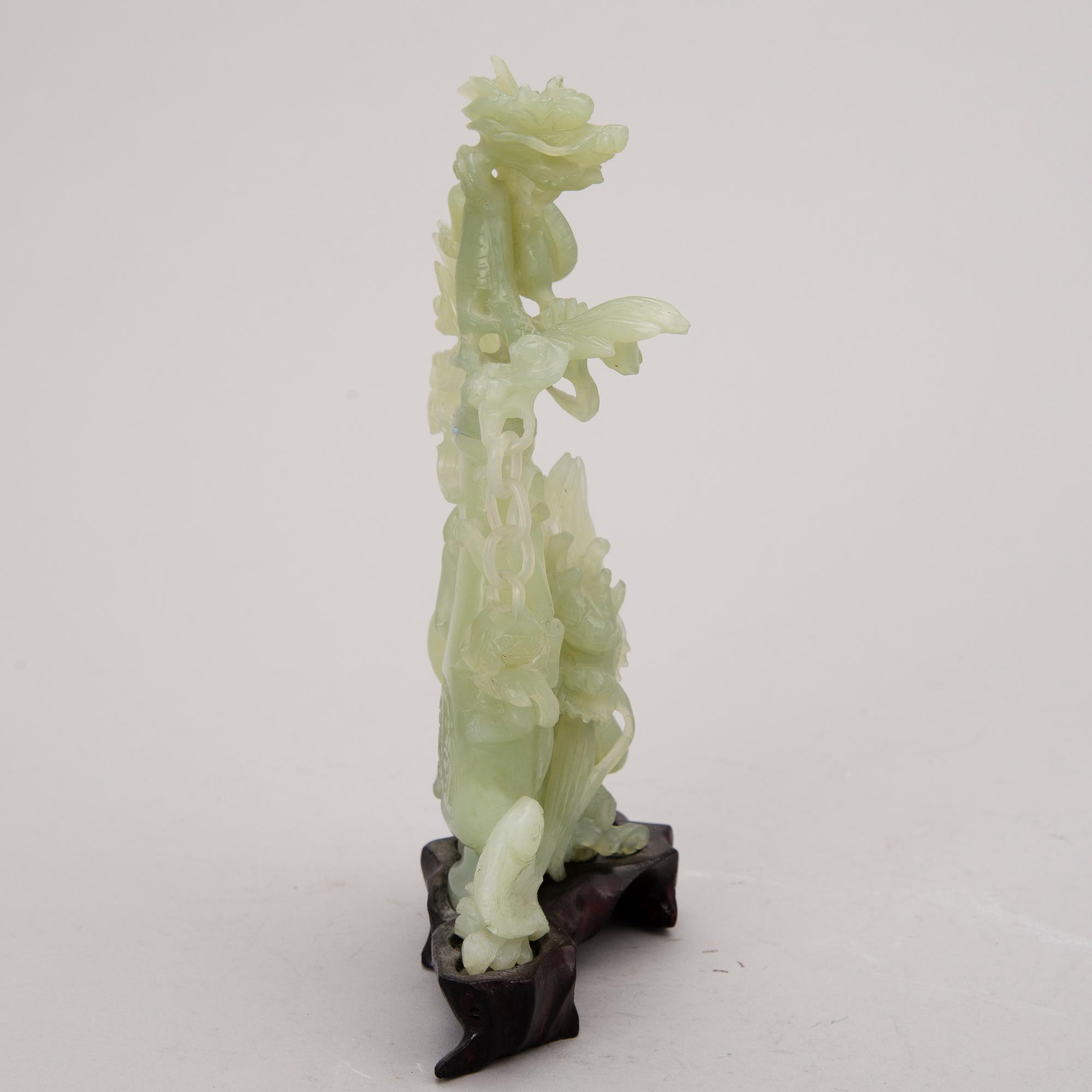 A Chinese bowenite sculpture.