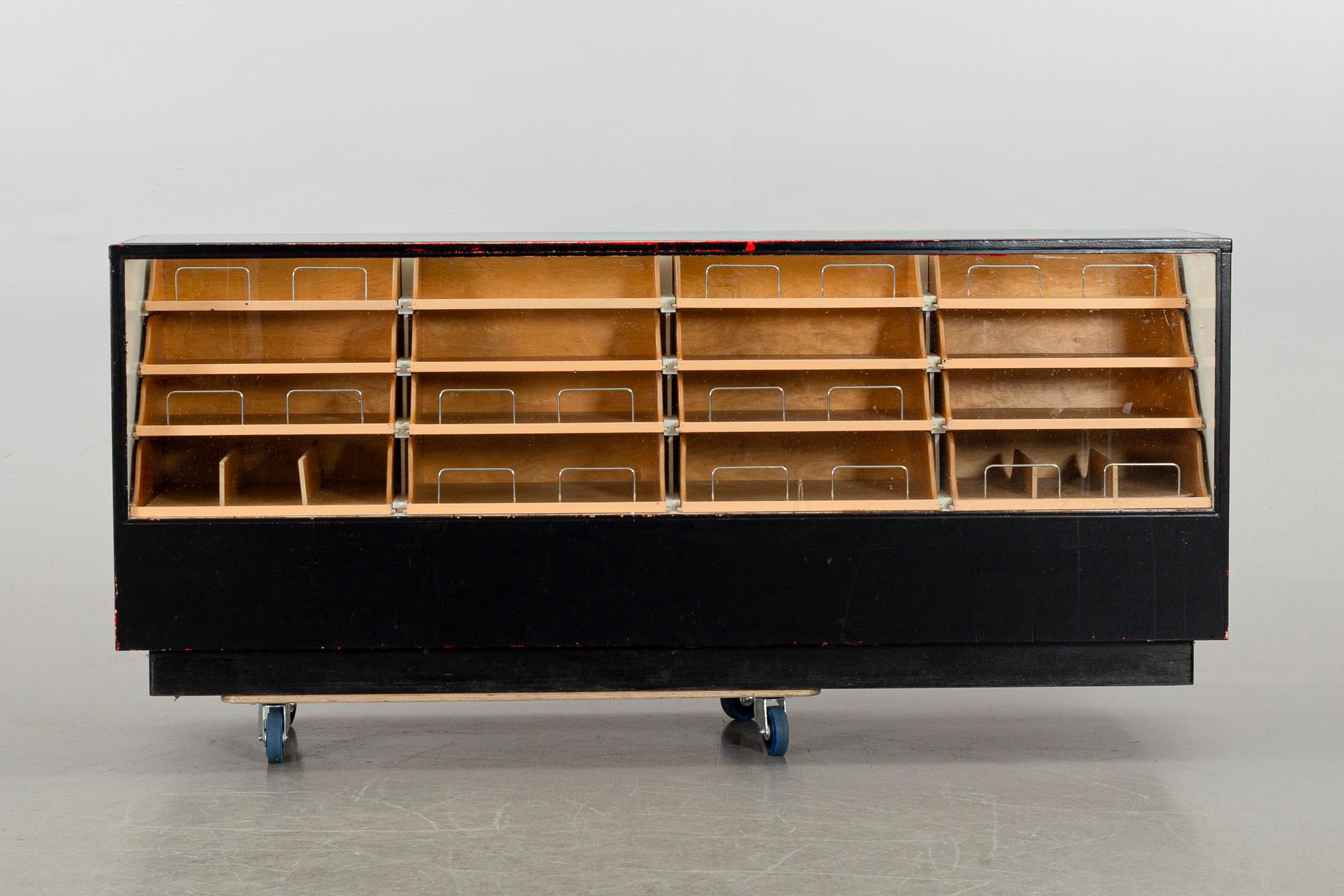 A first half of the 20th century chest of drawers.