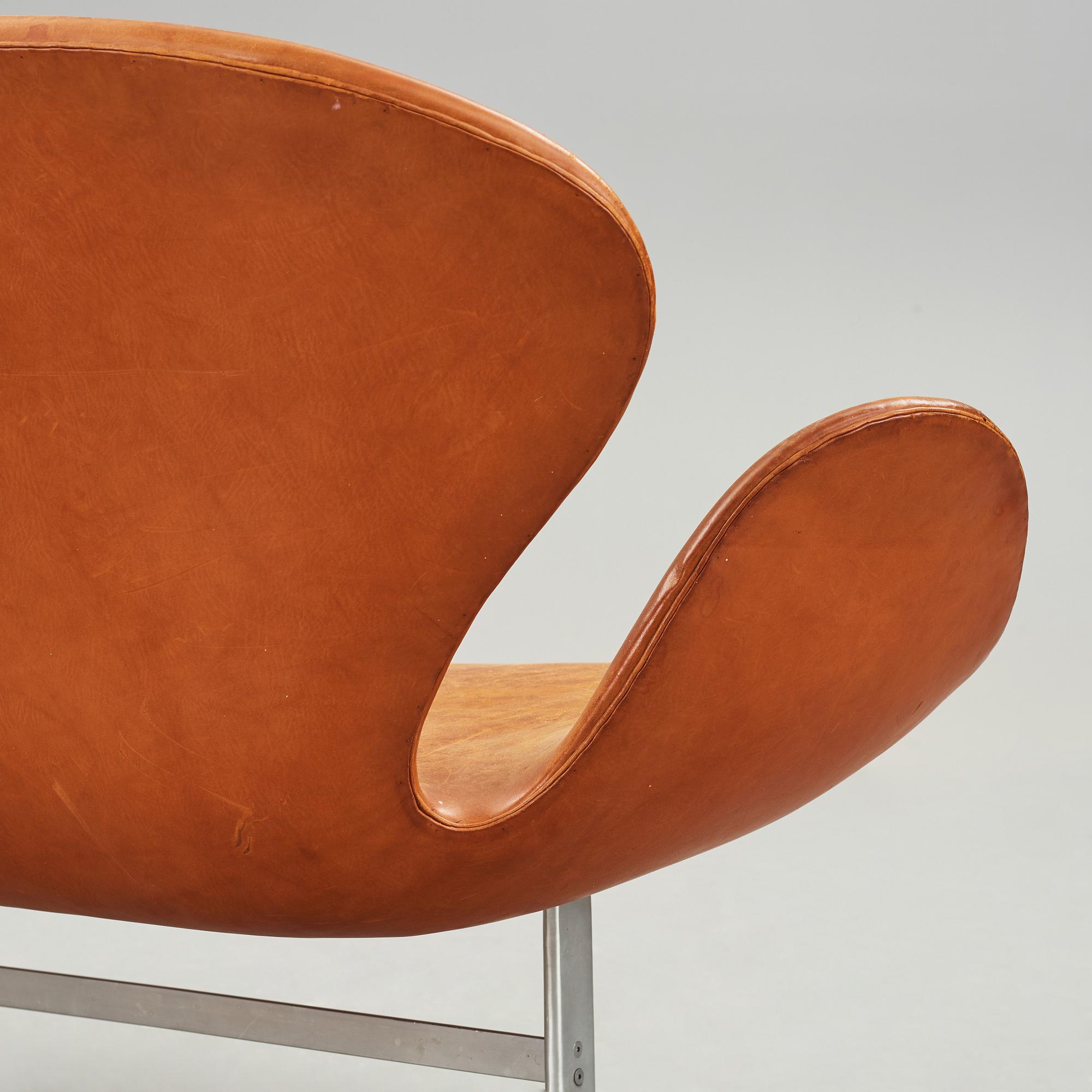 ARNE JACOBSEN, soffa, "Svanen",  för Fritz Hansen, Danmark, 1960-tal.