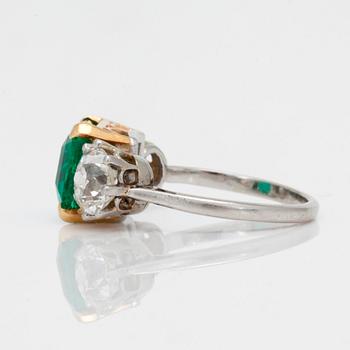 RING med diamanter samt smaragd.