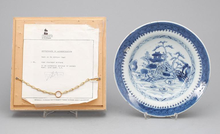 PARTI, porslin, fem delar. Qing dynastin, 1700-tal samt inramad MING SKÄRVA, 1600-tal.