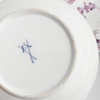 Parti porslin, 5 delar, Meissen, 1700-1800-tal, samt Tekanna med meissenliknande märke.