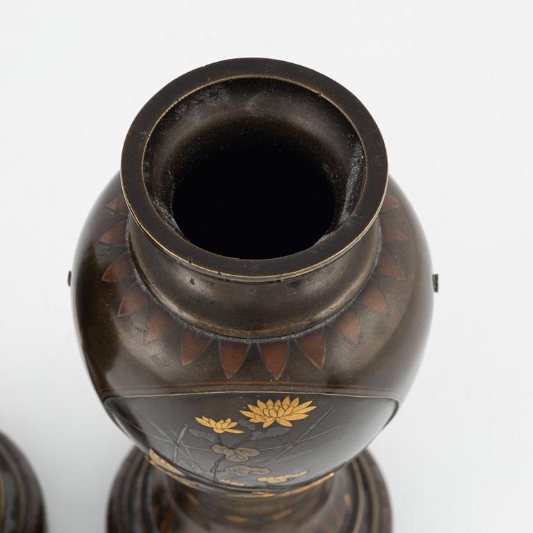 A pair of bronze vases, Japan, around 1900.