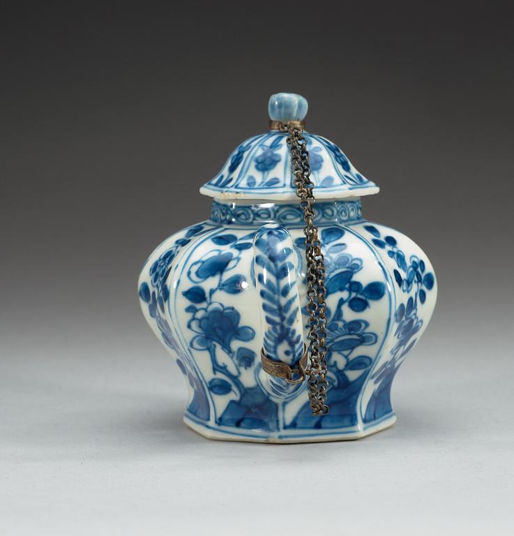 A blue and white  tea pot with cover. Qing dynasty, Kangxi (1662-1722).