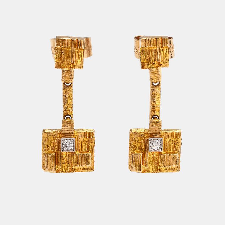 Björn Weckström, A pair of 18K gold earrings "Thai"with 8/8-cut diamonds ca. 0.04 ct in total. Lapponia 1976.