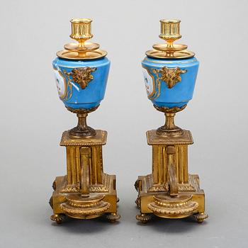 CASSOLETTER/LJUSSTAKAR, ett par, 1800-talets slut.