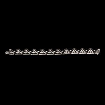 999. A black and white diamond bracelet. Total carat weight 6.89 cts.