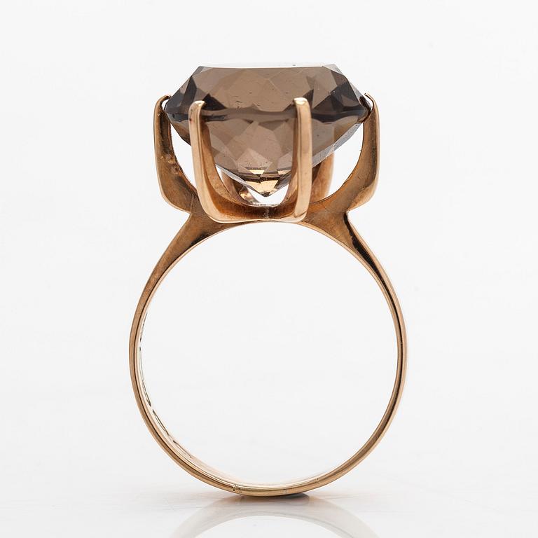 Ring, 14K guld, rökkvarts. Westerback, Helsingfors 1964.