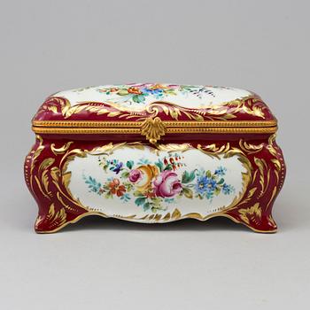 A LIMOGES PORCELAIN BOX, MID 20TH CENTURY.