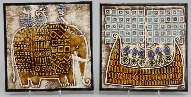 VÄGGRELIEFER, 2 st, stengods, Lisa Larson, 1900-talets andra hälft.