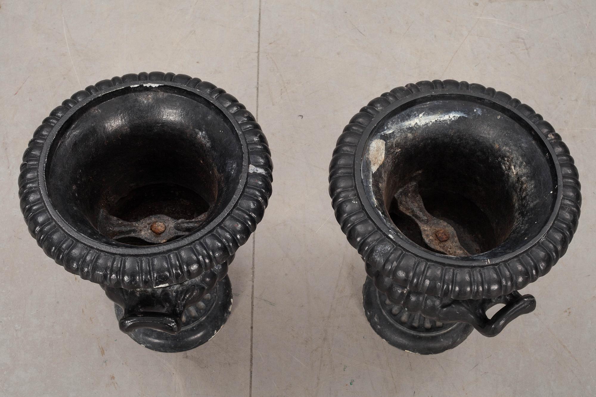 TRÄDGÅRDSURNOR, ett par, 1900-talets andra hälft.