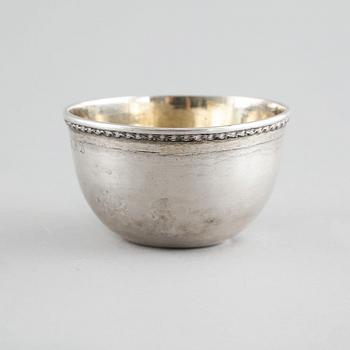 A Swedish 18th century parcel gilt tumbler, marked Petter Lund, Nyköping (1694-1736).