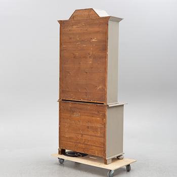 Display cabinet, from around the year 1900.