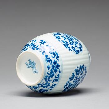 TEKRUKA, porslin. Qingdynastin, Kangxi (1662-1722).